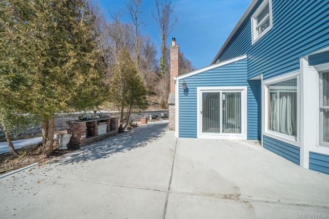 3 New Jersey Court, Dix Hills, NY 11746