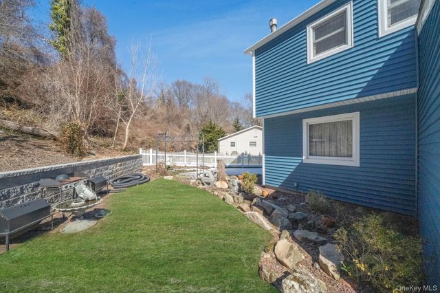 3 New Jersey Court, Dix Hills, NY 11746