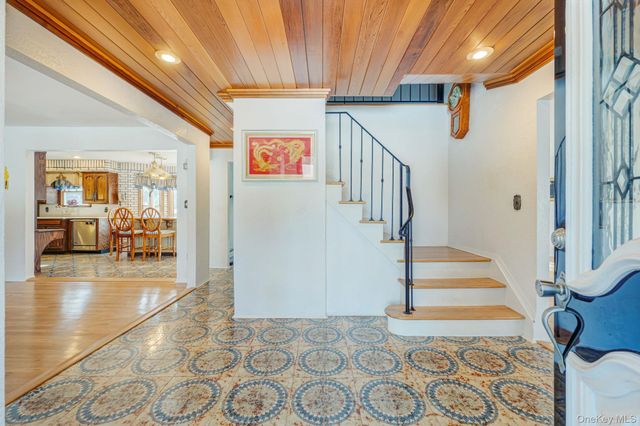 3 New Jersey Court, Dix Hills, NY 11746