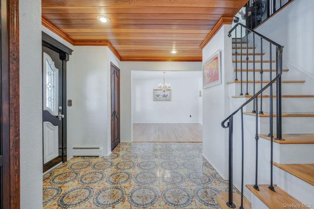 3 New Jersey Court, Dix Hills, NY 11746