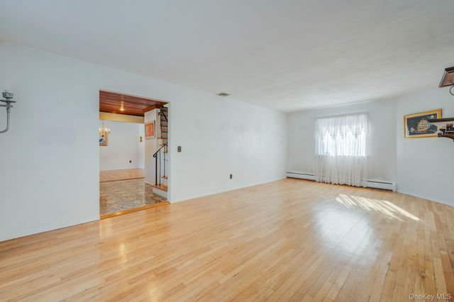 3 New Jersey Court, Dix Hills, NY 11746