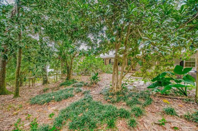 7619 Lakeside Dr, Milton, FL 32583