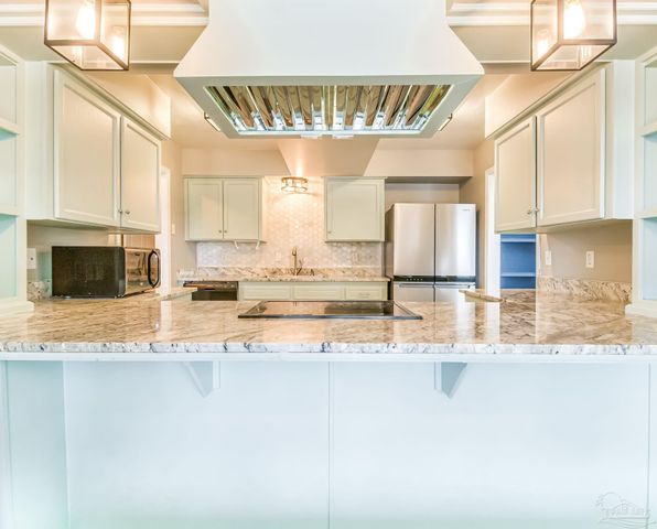 7619 Lakeside Dr, Milton, FL 32583