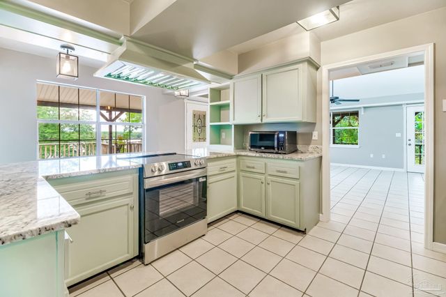 7619 Lakeside Dr, Milton, FL 32583