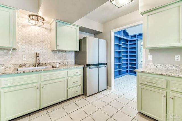 7619 Lakeside Dr, Milton, FL 32583