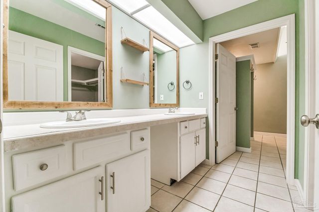 7619 Lakeside Dr, Milton, FL 32583