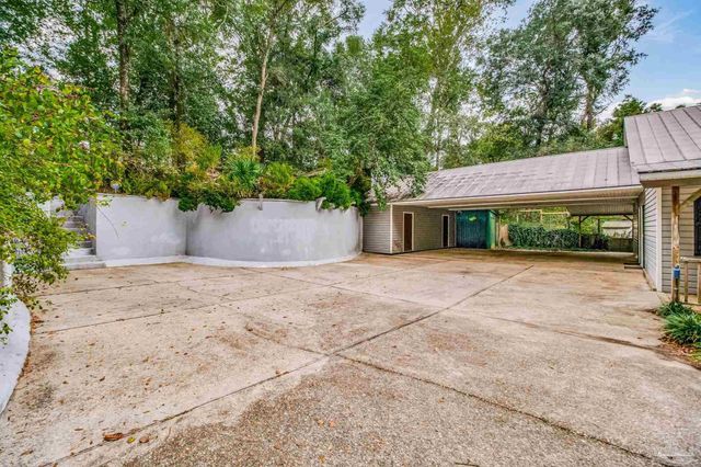 7619 Lakeside Dr, Milton, FL 32583