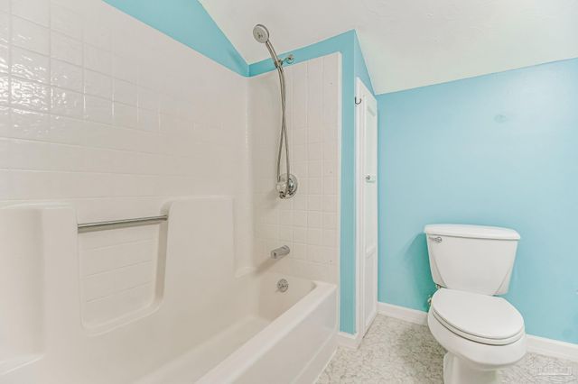 7619 Lakeside Dr, Milton, FL 32583