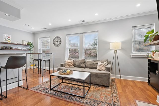 3456 N JANSSEN Avenue G1, Chicago, IL 60657