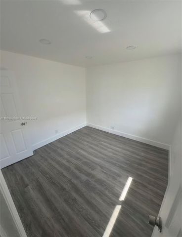 1637 NW 31st Ave ., Miami, FL 33125