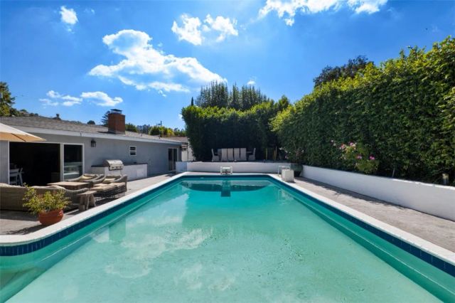 4527 Santa Lucia Drive, Woodland Hills, CA 91364