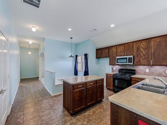 1201 Hayden Lane, Savannah, TX 76227