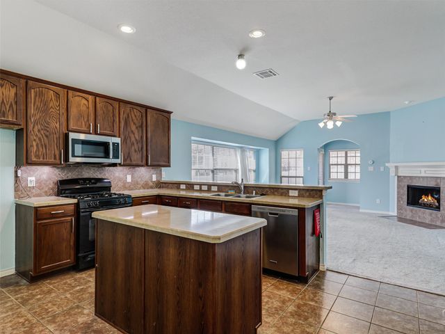 1201 Hayden Lane, Savannah, TX 76227