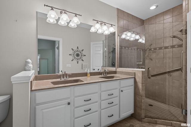 1960 E 50TH Court, Davenport, IA 52807