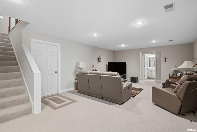 1960 E 50TH Court, Davenport, IA 52807