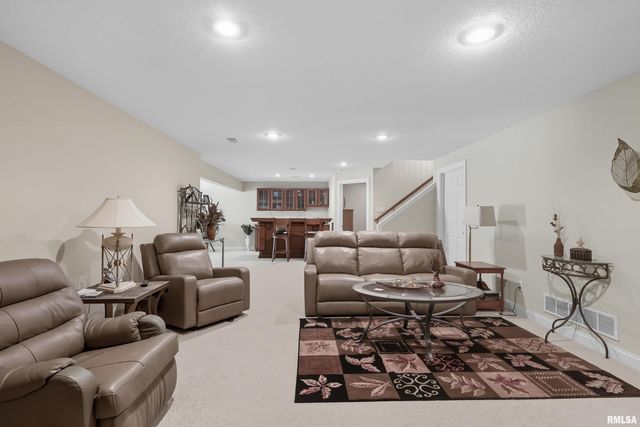 1960 E 50TH Court, Davenport, IA 52807