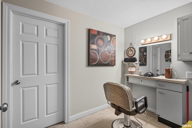 1960 E 50TH Court, Davenport, IA 52807