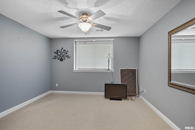 1960 E 50TH Court, Davenport, IA 52807