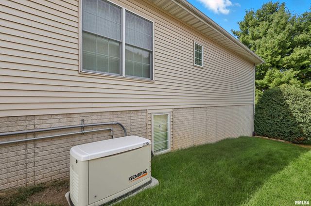 1960 E 50TH Court, Davenport, IA 52807