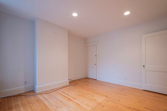 2 Newport Rd 5, Cambridge, MA 02140