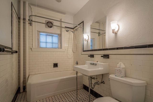 2 Newport Rd 5, Cambridge, MA 02140