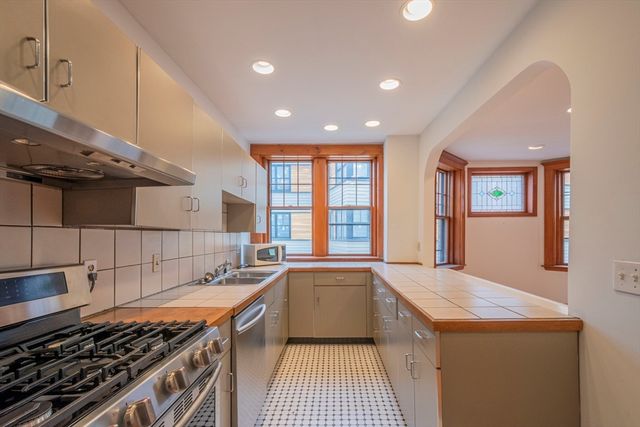 2 Newport Rd 5, Cambridge, MA 02140