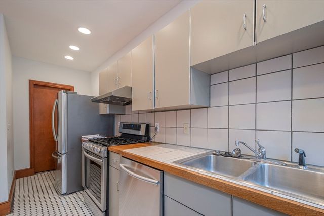 2 Newport Rd 5, Cambridge, MA 02140