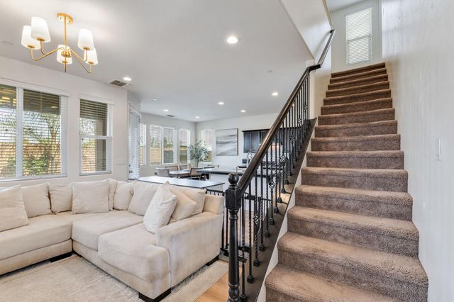 6038 E Scenic Way, Fresno, CA 93727