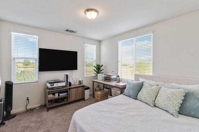 6038 E Scenic Way, Fresno, CA 93727