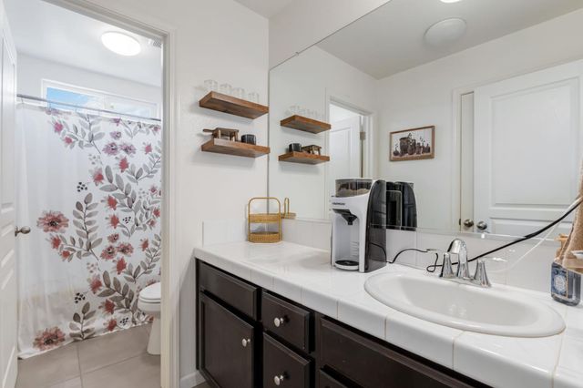 6038 E Scenic Way, Fresno, CA 93727