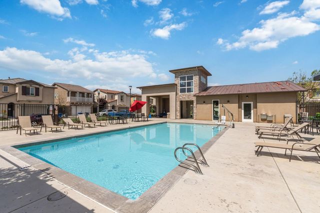 6038 E Scenic Way, Fresno, CA 93727