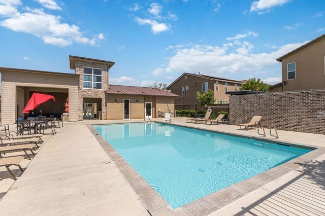 6038 E Scenic Way, Fresno, CA 93727