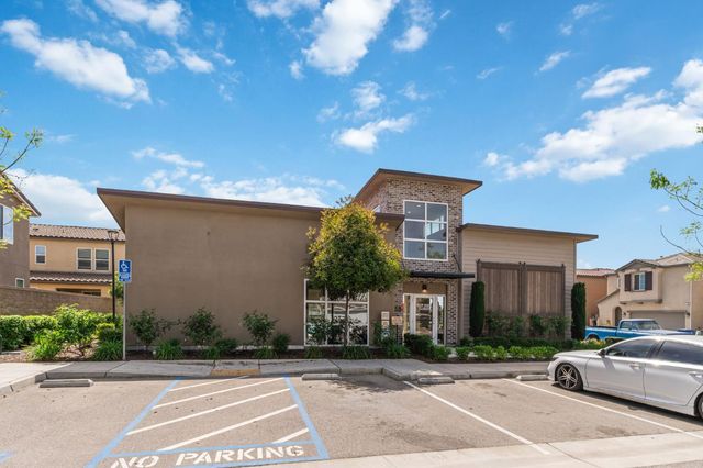 6038 E Scenic Way, Fresno, CA 93727