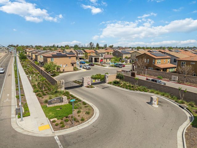 6038 E Scenic Way, Fresno, CA 93727