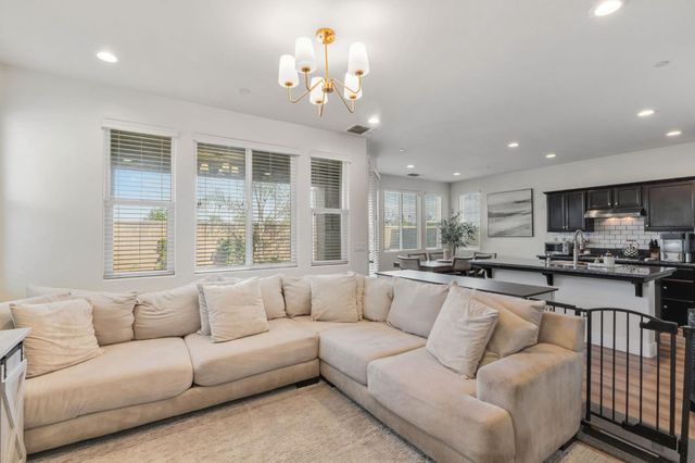 6038 E Scenic Way, Fresno, CA 93727