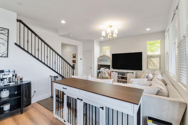 6038 E Scenic Way, Fresno, CA 93727