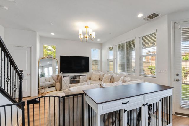 6038 E Scenic Way, Fresno, CA 93727