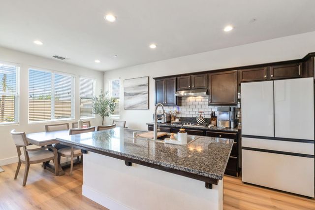 6038 E Scenic Way, Fresno, CA 93727