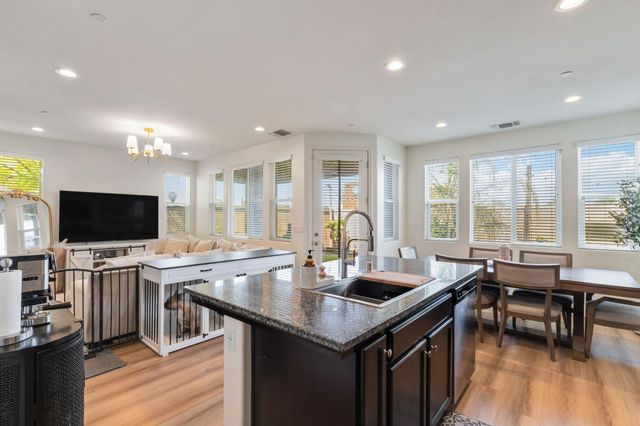 6038 E Scenic Way, Fresno, CA 93727