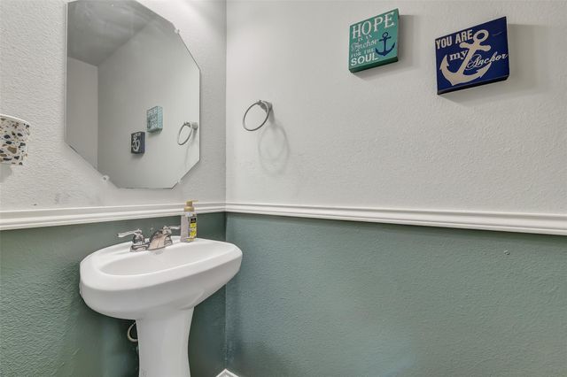 1216 8th Avenue N, Texas City, TX 77590