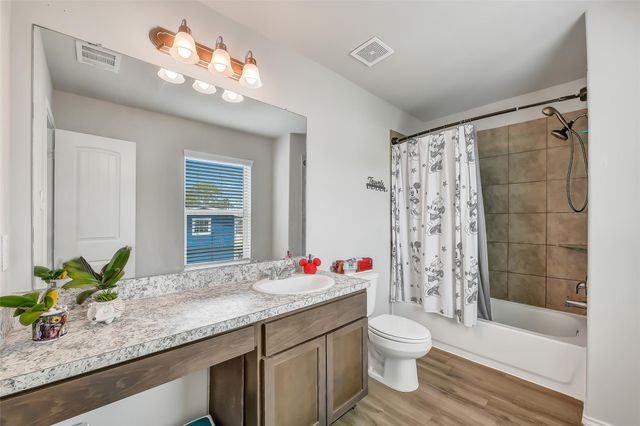 1216 8th Avenue N, Texas City, TX 77590