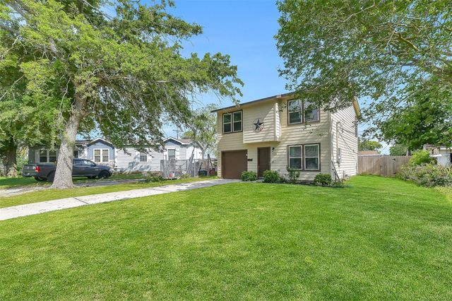 1216 8th Avenue N, Texas City, TX 77590