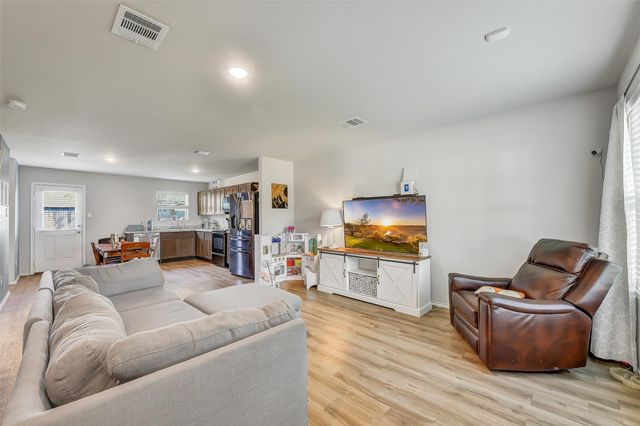 1216 8th Avenue N, Texas City, TX 77590