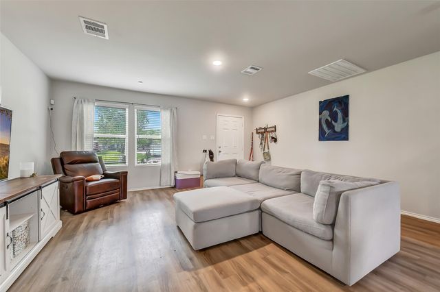 1216 8th Avenue N, Texas City, TX 77590