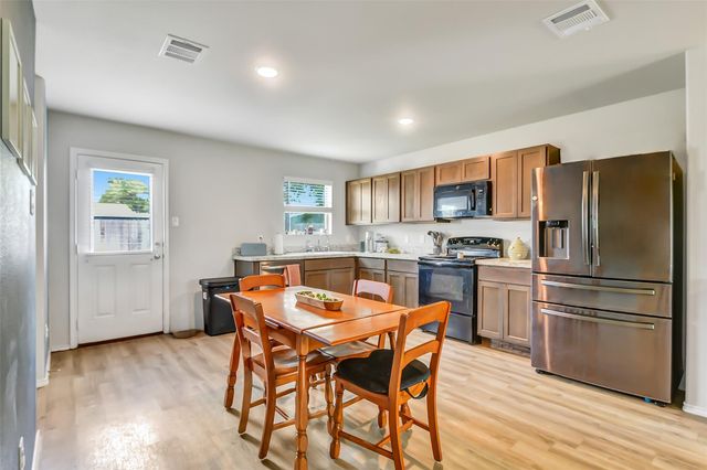 1216 8th Avenue N, Texas City, TX 77590