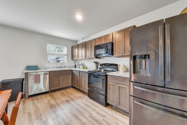 1216 8th Avenue N, Texas City, TX 77590