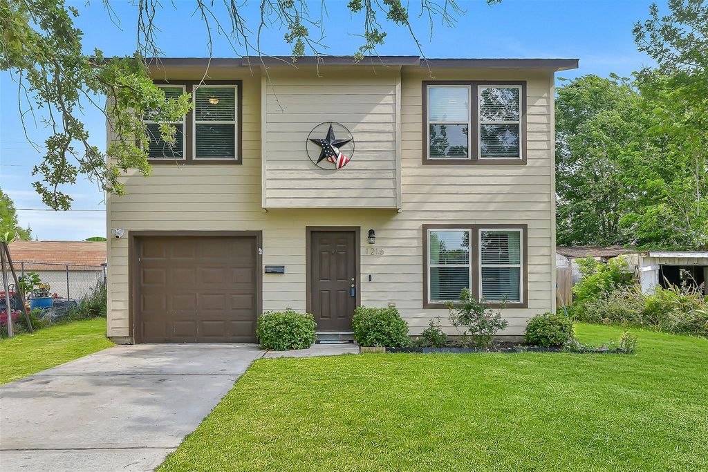 1216 8th Avenue N, Texas City, TX 77590