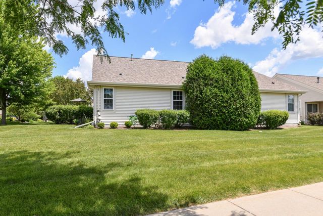 836 Sweetbriar DRIVE, Elkhorn, WI 53121