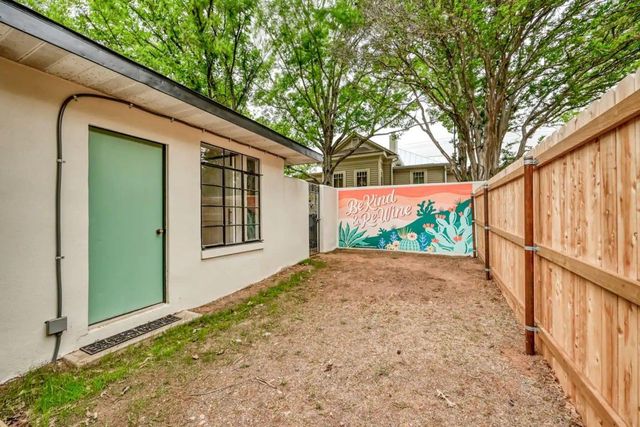 708 W Schubert ST, Fredericksburg, TX 78624