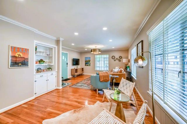 708 W Schubert ST, Fredericksburg, TX 78624